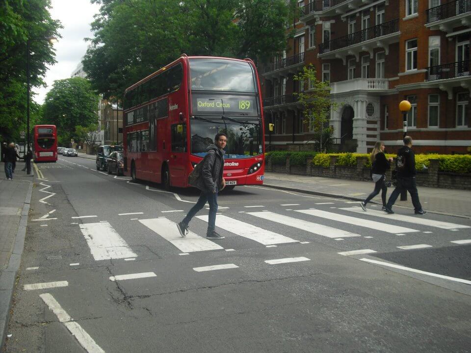 Tom atravessando a Abbey Road