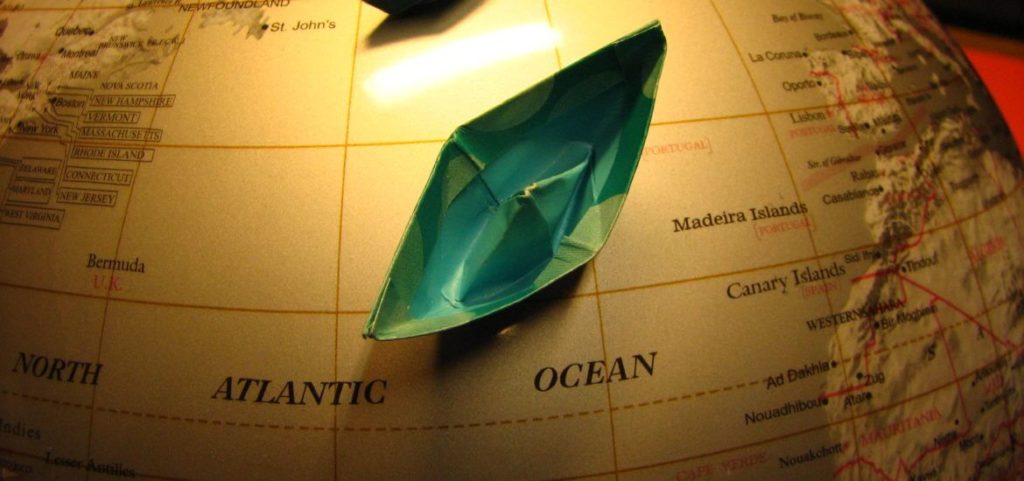 Barquinho de papel em mapa